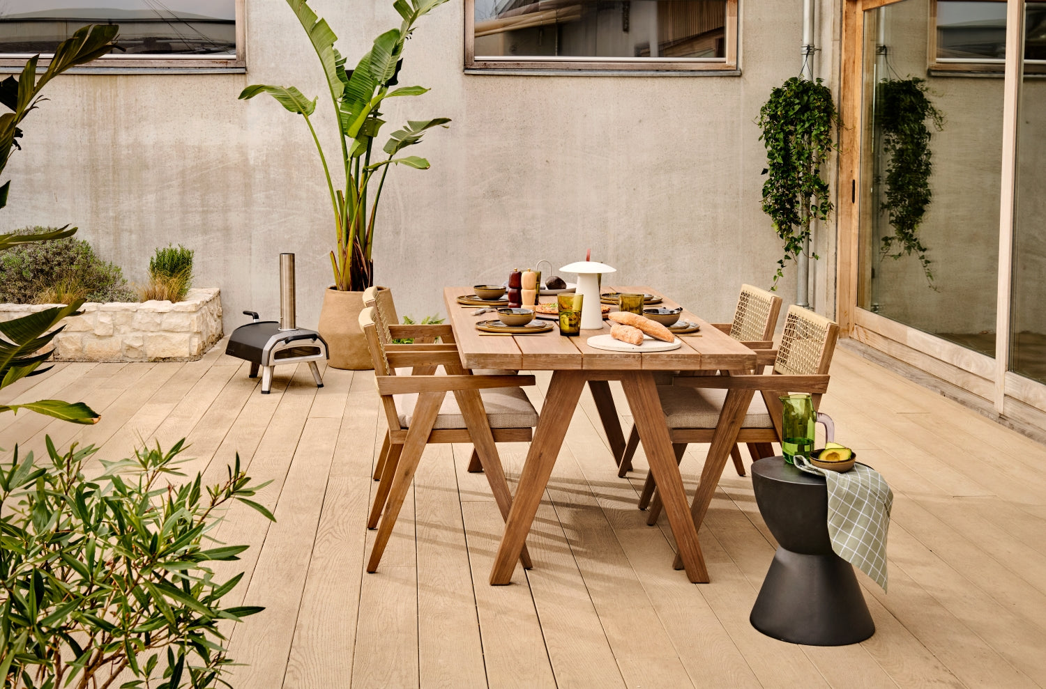 Shop de look: een serene eethoek in een duurzame tuin