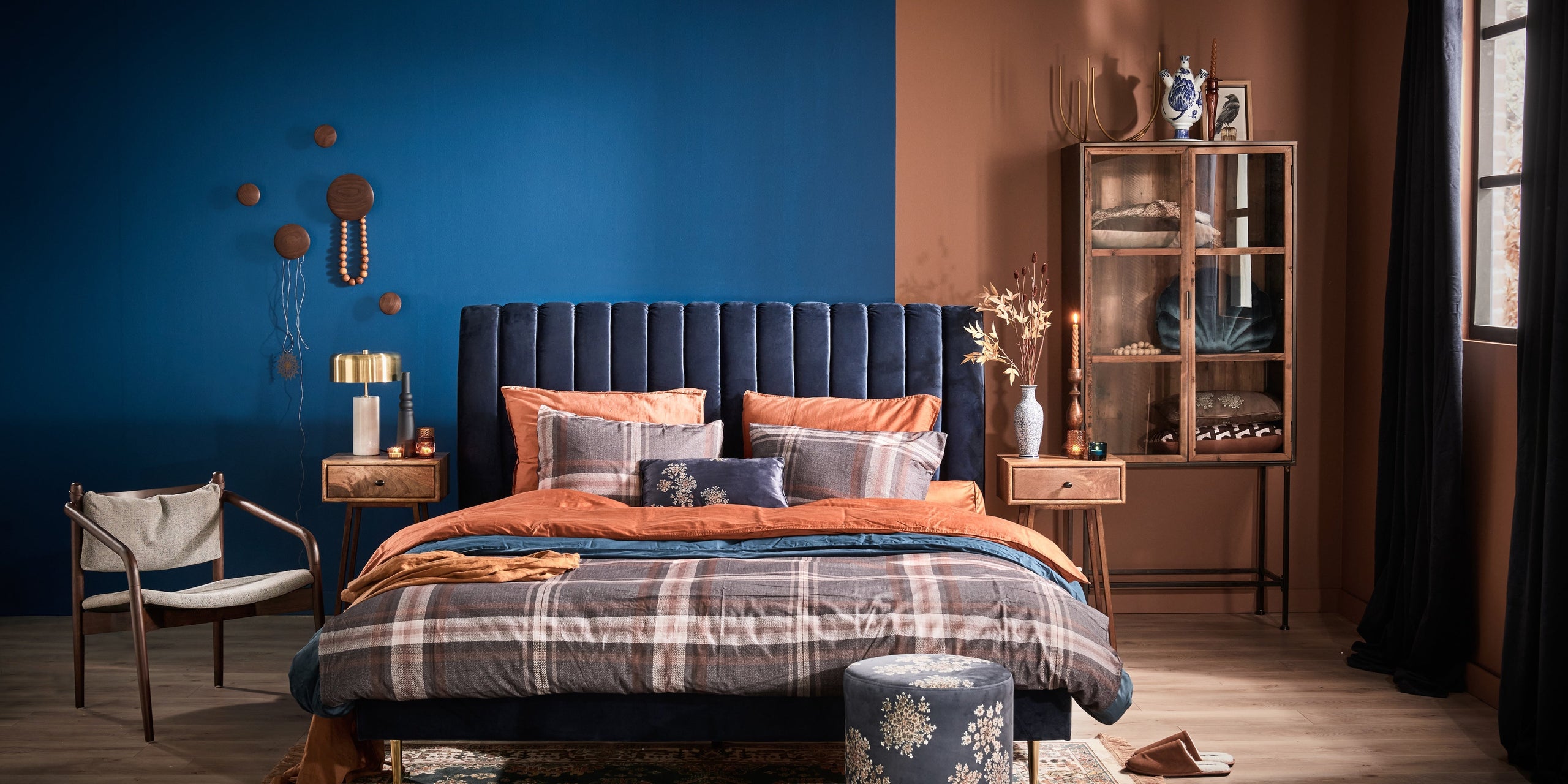 Shop de look: een klassiek moderne slaapkamer in warme bruintinten