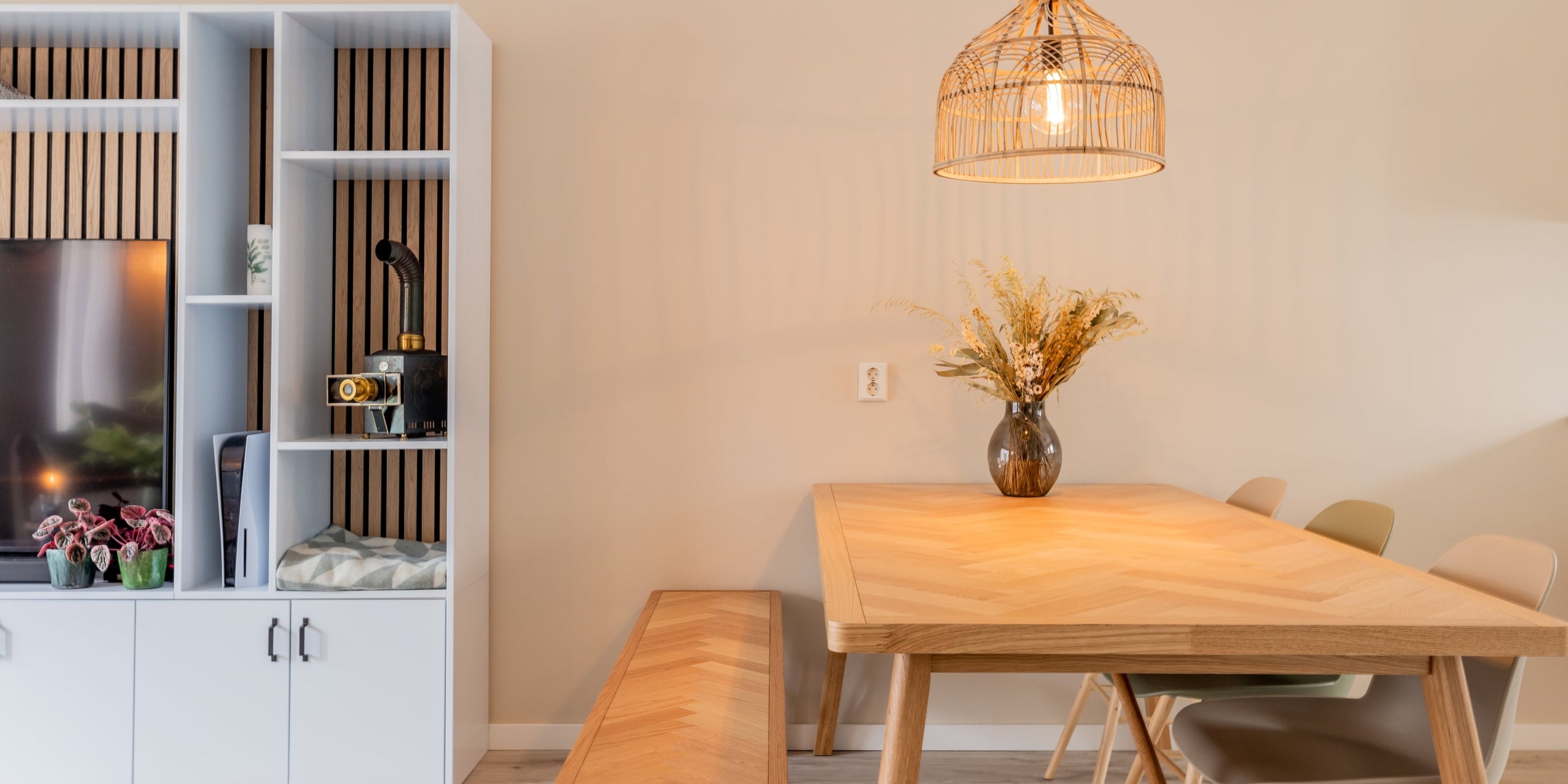 3 redenen waarom een eettafel met bank tegen de muur een goed idee is