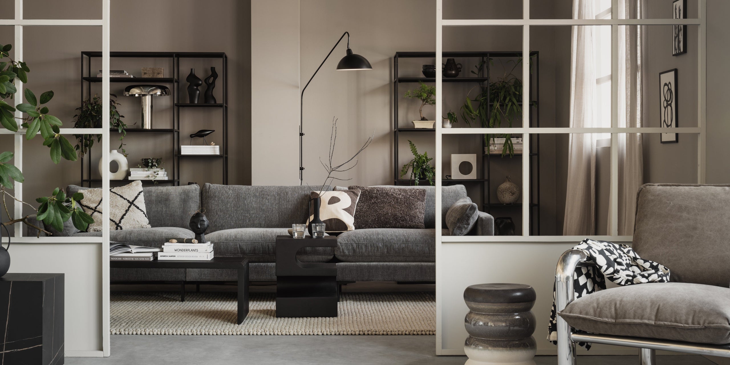 Shop de look: industriële woonkamer met groene leren bank